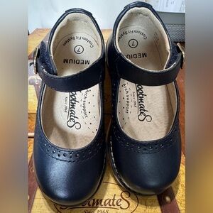 Footmates pearlized Navy Blue Kids  comes with both medium and wide inserts.